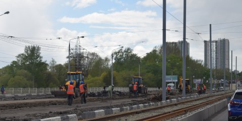 Подрядчик продолжает разбирать среднюю часть моста по улице Минаева