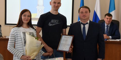 Молодым семьям Ульяновска вручили жилищные сертификаты