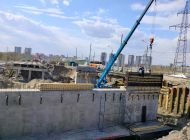 Вдоль моста по улице Минаева завершили сооружение свай под опоры теплотрассы