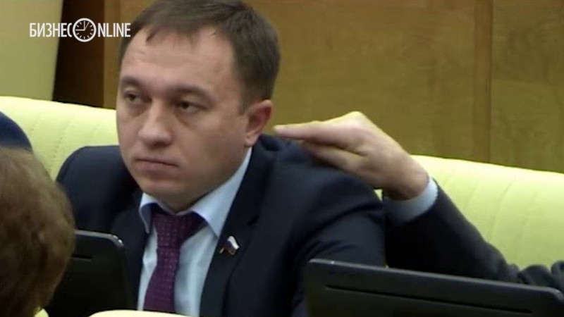 Депутат засунул палец в ухо единороссу в Госдуме