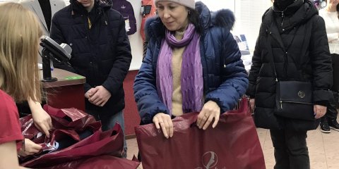 В Ульяновске эвакуированным из Донбасса детям выдают школьную форму