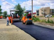 На подъезде к новому детсаду на улице Шигаева укладывают асфальт