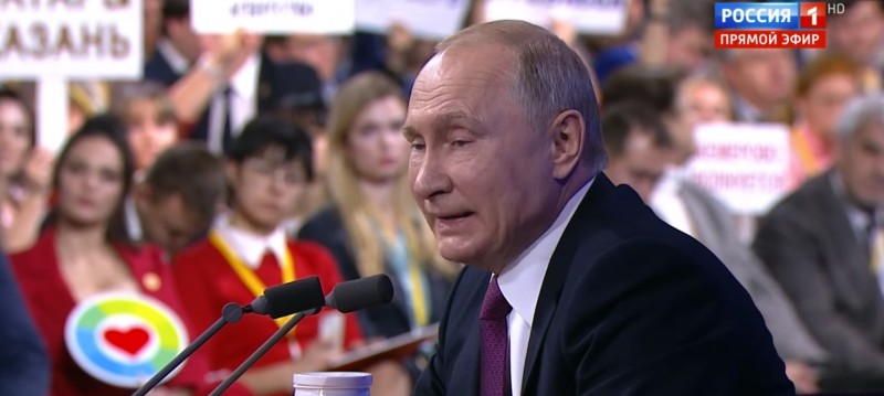 Путин: Правительство России принимает меры по сдерживанию цен на топливо