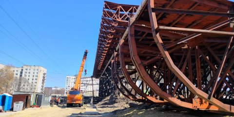 На недостроенном легкоатлетическом манеже по улице Аблукова демонтированы первые четыре фермы