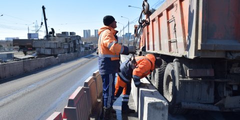 На мосту по улице Минаева начинается обустройство временного трамвайного пути