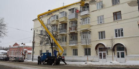 Ульяновские коммунальщики очищают кровли от сосулек и снега