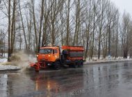 В Ульяновске дорожники очищают тротуары от шуги и вывозят снег