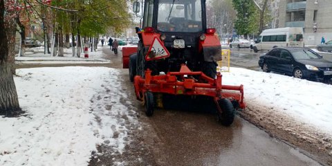 В Ульяновске спецтехника направлена на очистку тротуаров