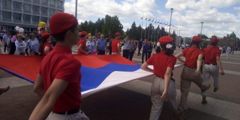 В День России в Ульяновске на площади Ленина торжественно подняли Государственный флаг