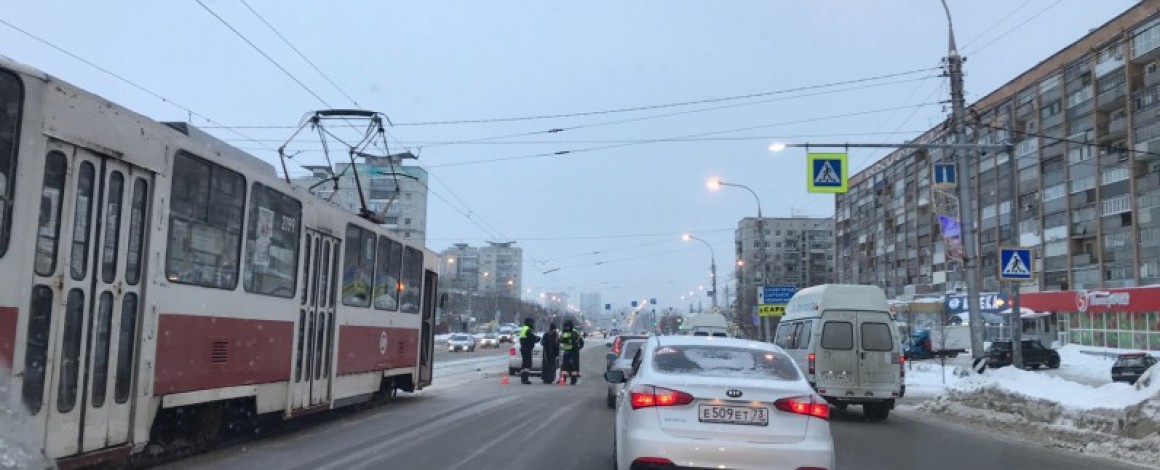 Девушка в Ульяновске сбила пешехода. Трамваи встали