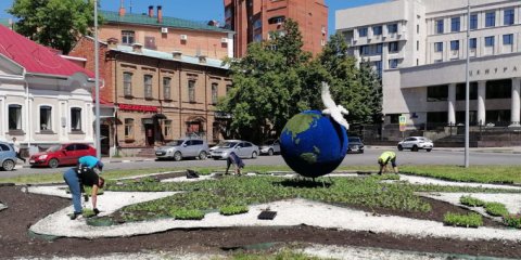 Городские озеленители украшают цветами улицу Гончарова