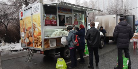 Ярмарочная торговля на улице Минаева ведётся с 230 машин