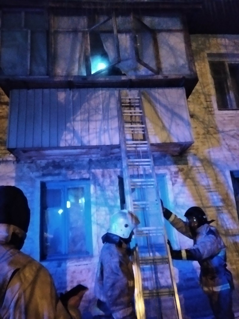 В предновогоднюю ночь в Ульяновске на пожаре спасли троих человек