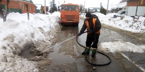 Водоотводные канавы ульяновского микрорайона Мостовая прочищают в круглосуточном режиме