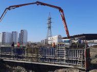На мосту в створе улиц Шевченко и Смычки завершают бетонирование восьмой опоры