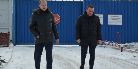 На проезде Нефтяников подключают предприятия к новому коллектору