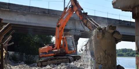 Площадь разборки моста по улице Минаева превысила 1700 квадратных метров