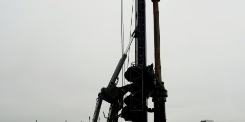 На мосту через Свиягу в створе улиц Шевченко и Смычки завершают возведение ещё одной опоры