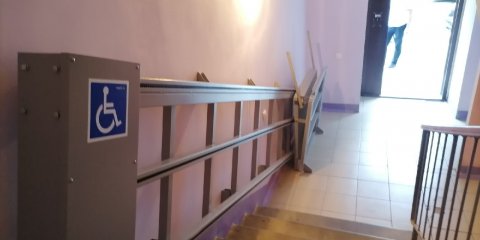 В Ульяновске для жильца инвалида в подъезде установили электрический пандус