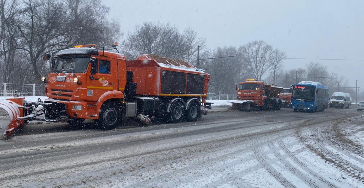Дорожные службы Ульяновска устраняют последствия снегопада