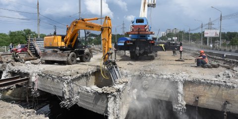 100 кубометров железобетона: продолжается демонтаж средней части моста  на Минаева
