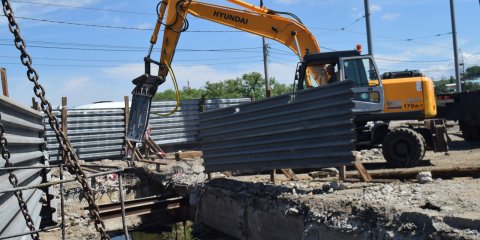 Мост на улице Минаева поделили пополам