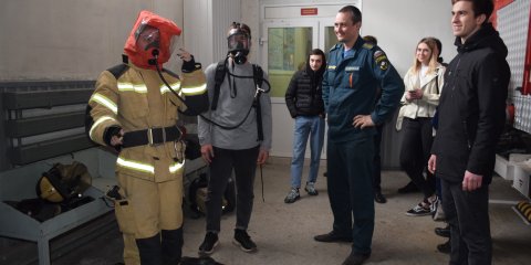 Побывали в роли пожарных: сотрудники МЧС провели для студентов ульяновских колледжей профориентационную экскурсию