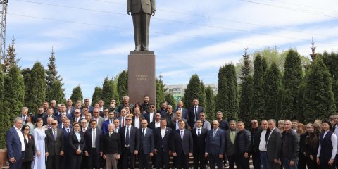 В Ульяновске возложили цветы к памятнику Гейдару Алиеву