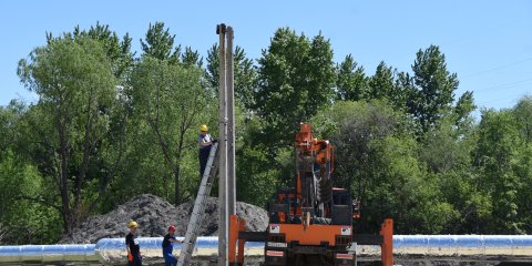 Под мостом на улице Минаева монтируют балку для демонтажа пролётов