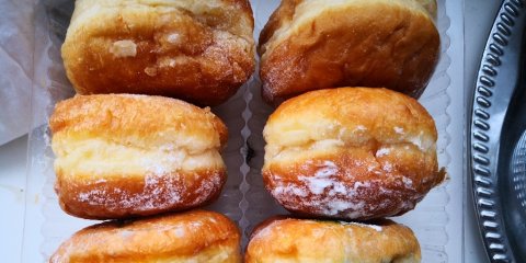 В "Пятерочке" продают просроченные продукты и переклеивают наклейки