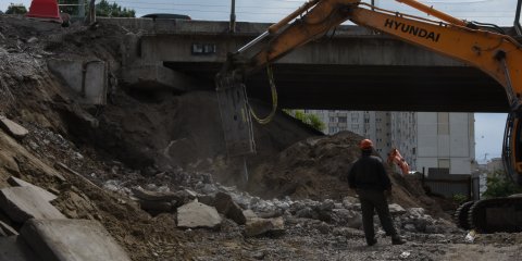 На мосту по улице Минаева завершается демонтаж середины путепровода