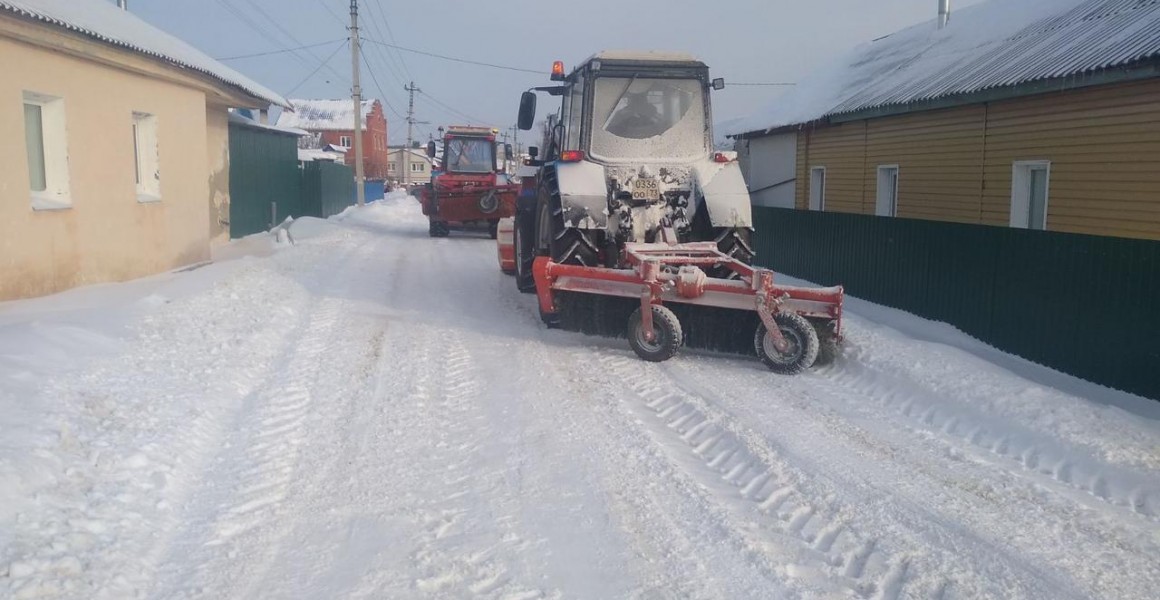 Ульяновские дорожники вывозят снег, чистят тротуары и остановки