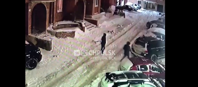 Поцарапали и проткнули колеса автомобилю на Гончарова
