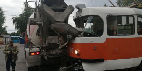 В Ульяновске автобетоносмеситель столкнулся с трамваем