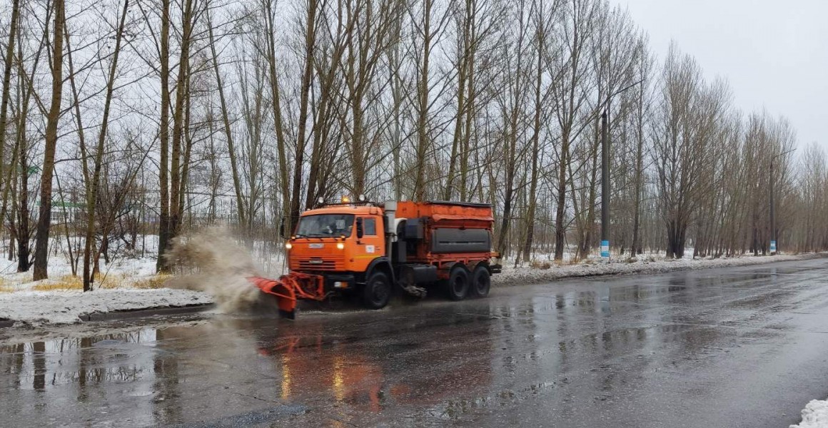 В Ульяновске дорожники очищают тротуары от шуги и вывозят снег