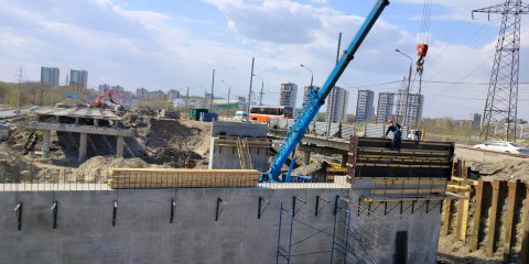 Вдоль моста по улице Минаева завершили сооружение свай под опоры теплотрассы