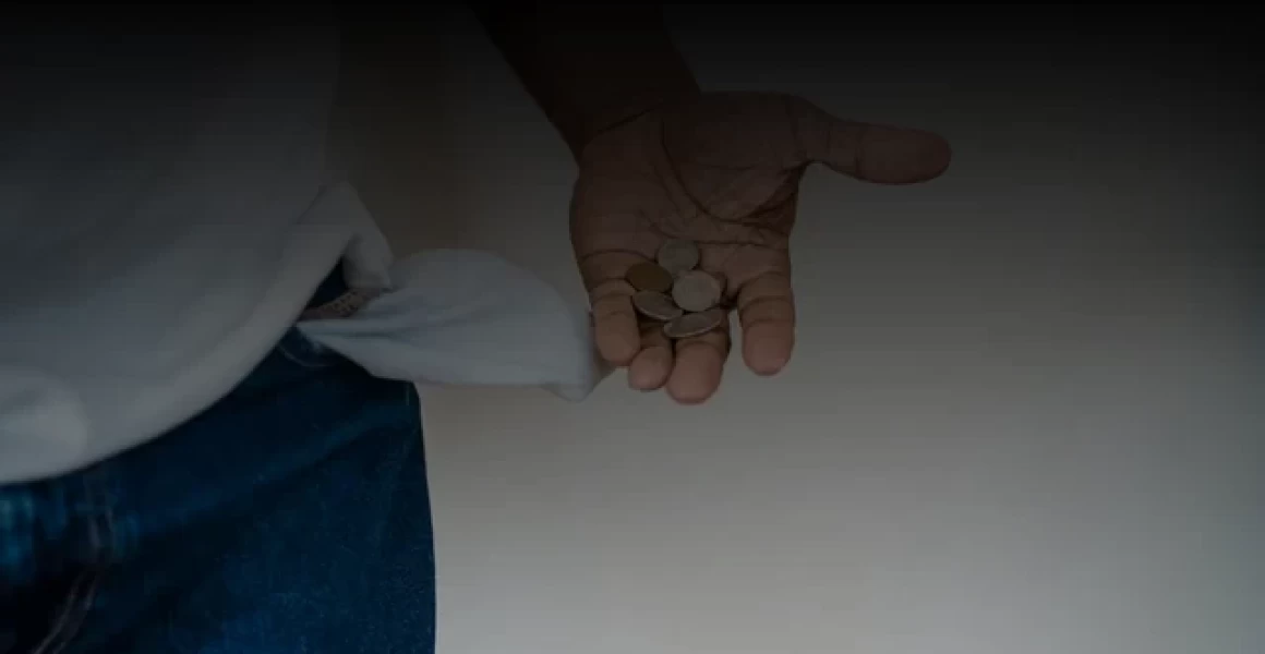 Получив сообщение о доставке цветов, жительница областного центра перечислила мошенникам двести тысяч рублей