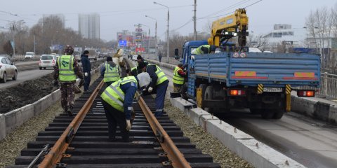 Подрядчик наращивает силы на реконструкции моста на улице Минаева