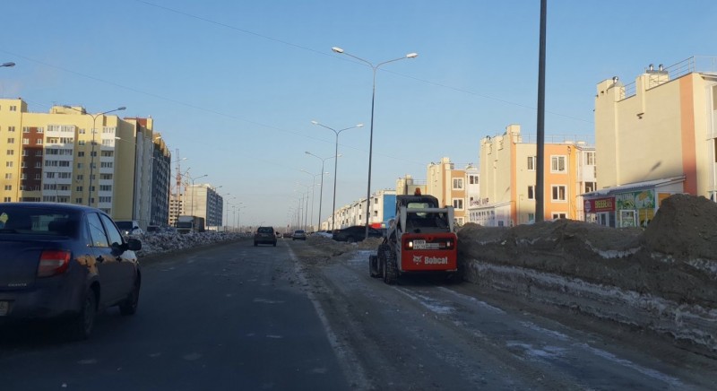 Убирают снег и сваливают на обочины, создавая аварийную ситуацию