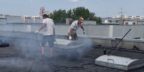 Ремонт кровли на Новосондецком, 5 завершат до конца лета: на очереди ещё почти полсотни домов