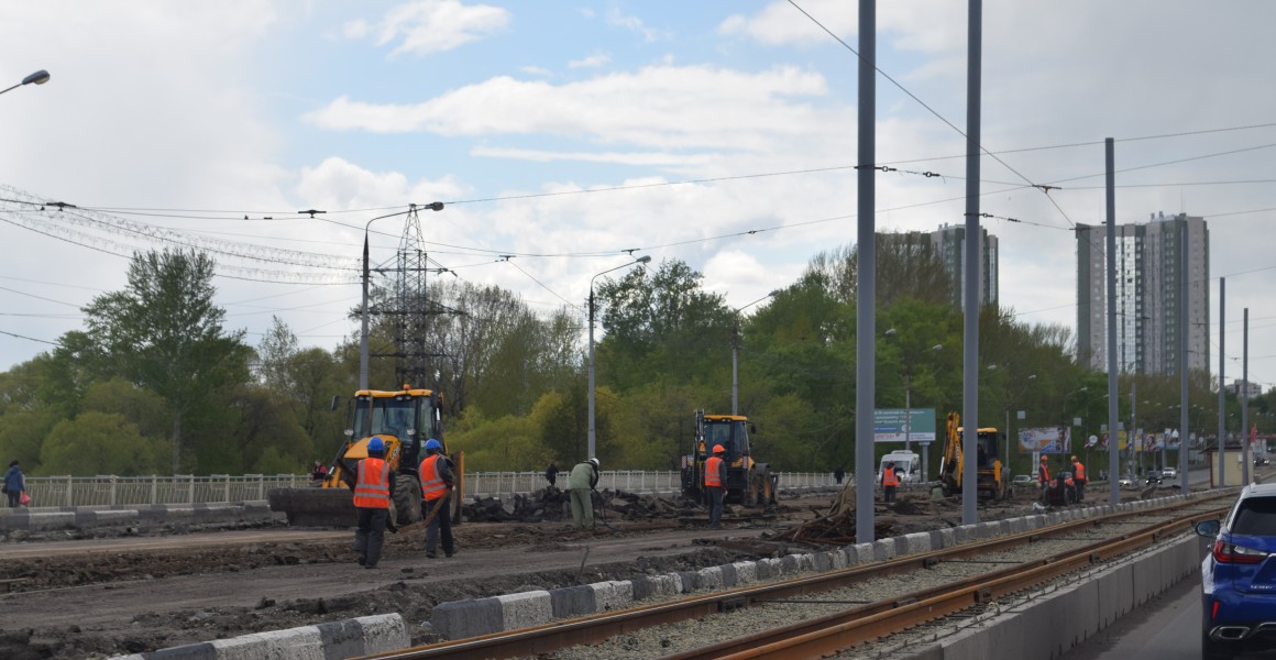 Подрядчик продолжает разбирать среднюю часть моста по улице Минаева