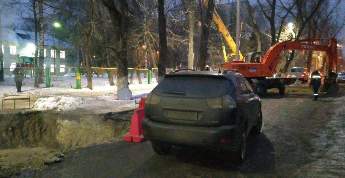 Ремонту теплотрассы в центре Ульяновска мешал припаркованный автомобиль
