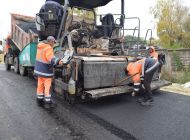 У «минаевского» моста асфальтируют объездную дорогу