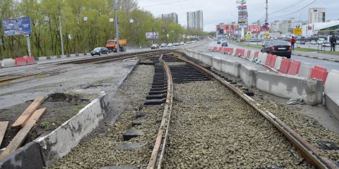 На «минаевском» мосту через Свиягу продолжается обустройство временного трамвайного пути