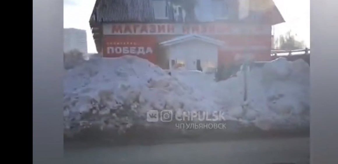 Завалили снегом пешеходный переход. Дорожники в Ульяновске забыли о людях