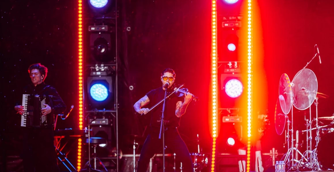 «Баржа Live» взорвала Ульяновск: The Hatters, «Amatory», свето-шоу, китайский хип-хоп и 15 тысяч зрителей — без скандалов и с пивом «Баржа Live» взорвала Ульяновск: The Hatters, «Amatory», свето-шоу, китайский хип-хоп и 15 тысяч зрителей — без скандалов и с пивом