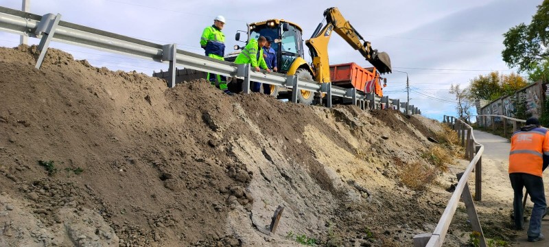 На объездной дороге «минаевского» моста восстанавливают откос