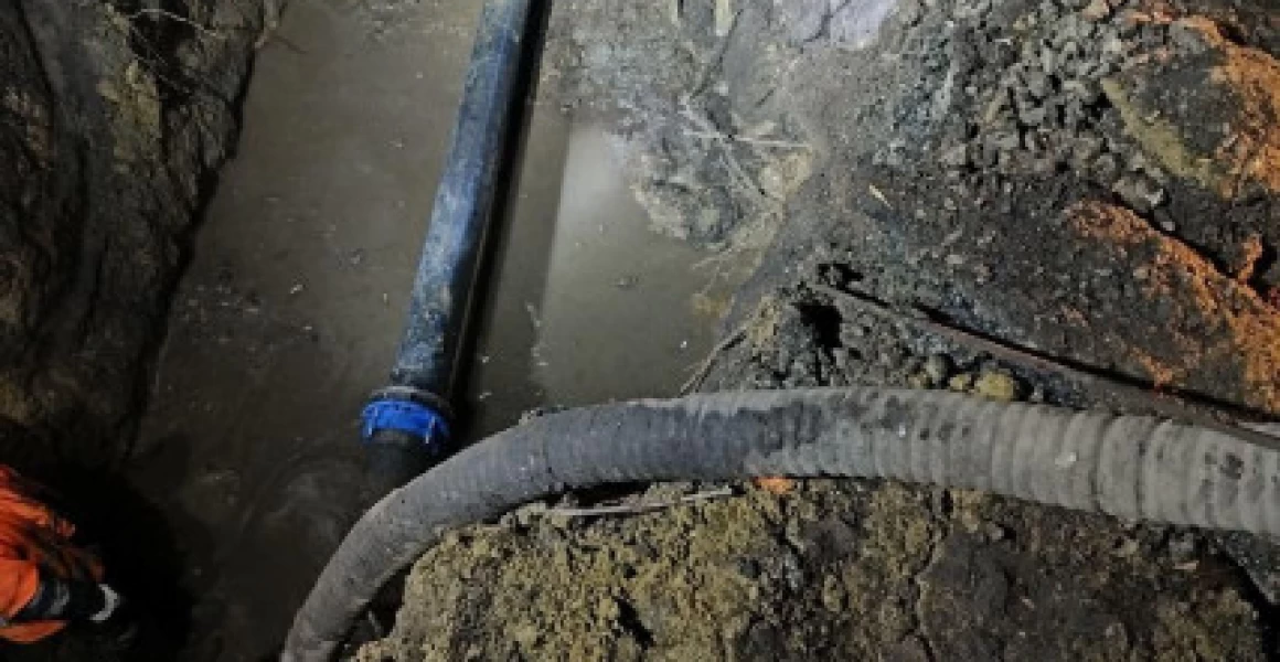 В Дальнем Засвияжье ремонтируют водовод крупного диаметра