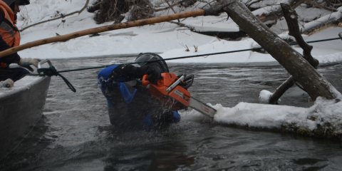 Ульяновские спасатели ликвидируют древесные завалы на реке Сельдь