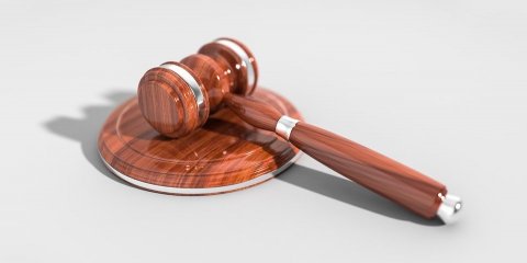 Преподаватель колледжа ответит в суде за взятки со студентов